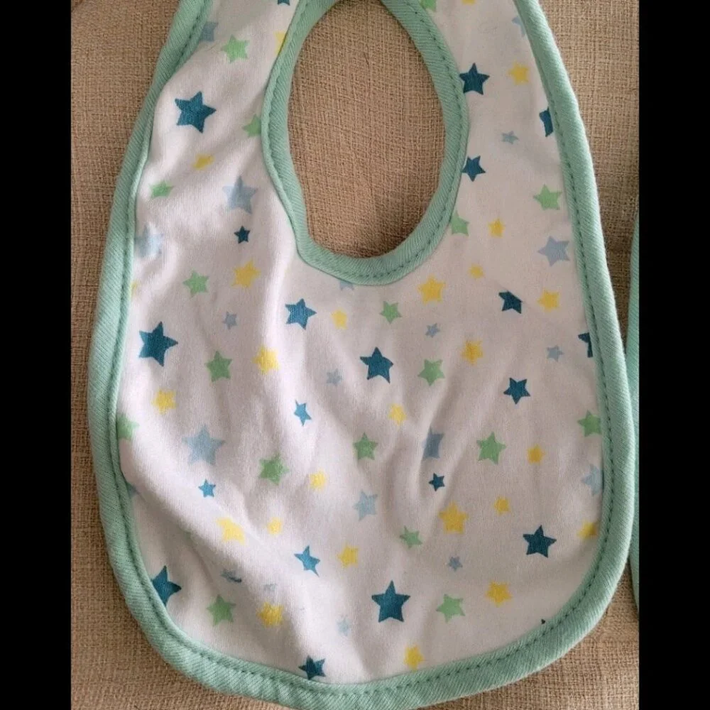 Gender Neutral Baby Keep Tidy 3-piece Set, 2 Bibs & 1 Receiving blanket